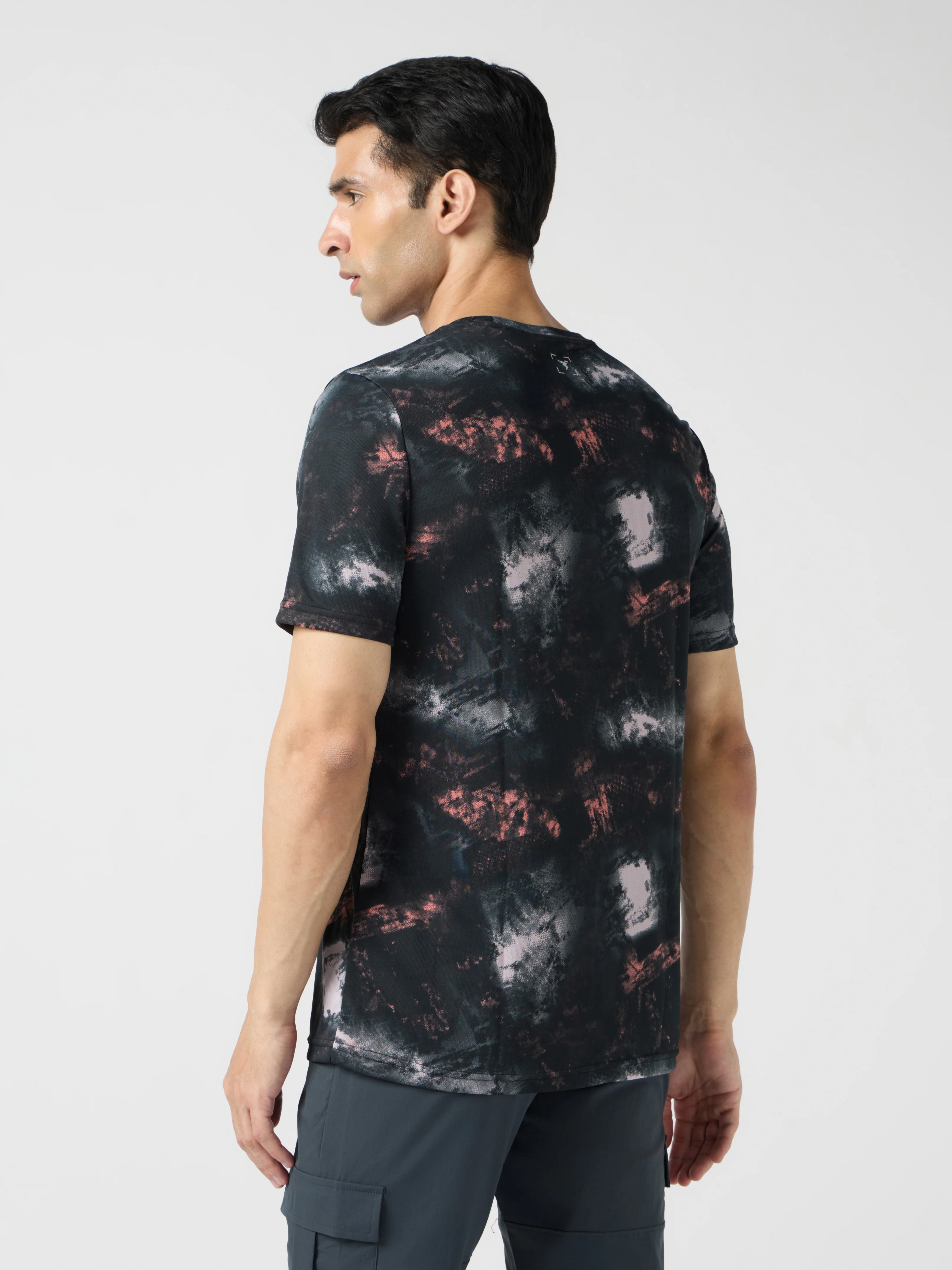 Men Abstract Print Slim Fit Crew Neck T-shirt with TECHNO COOL+ - Image 3