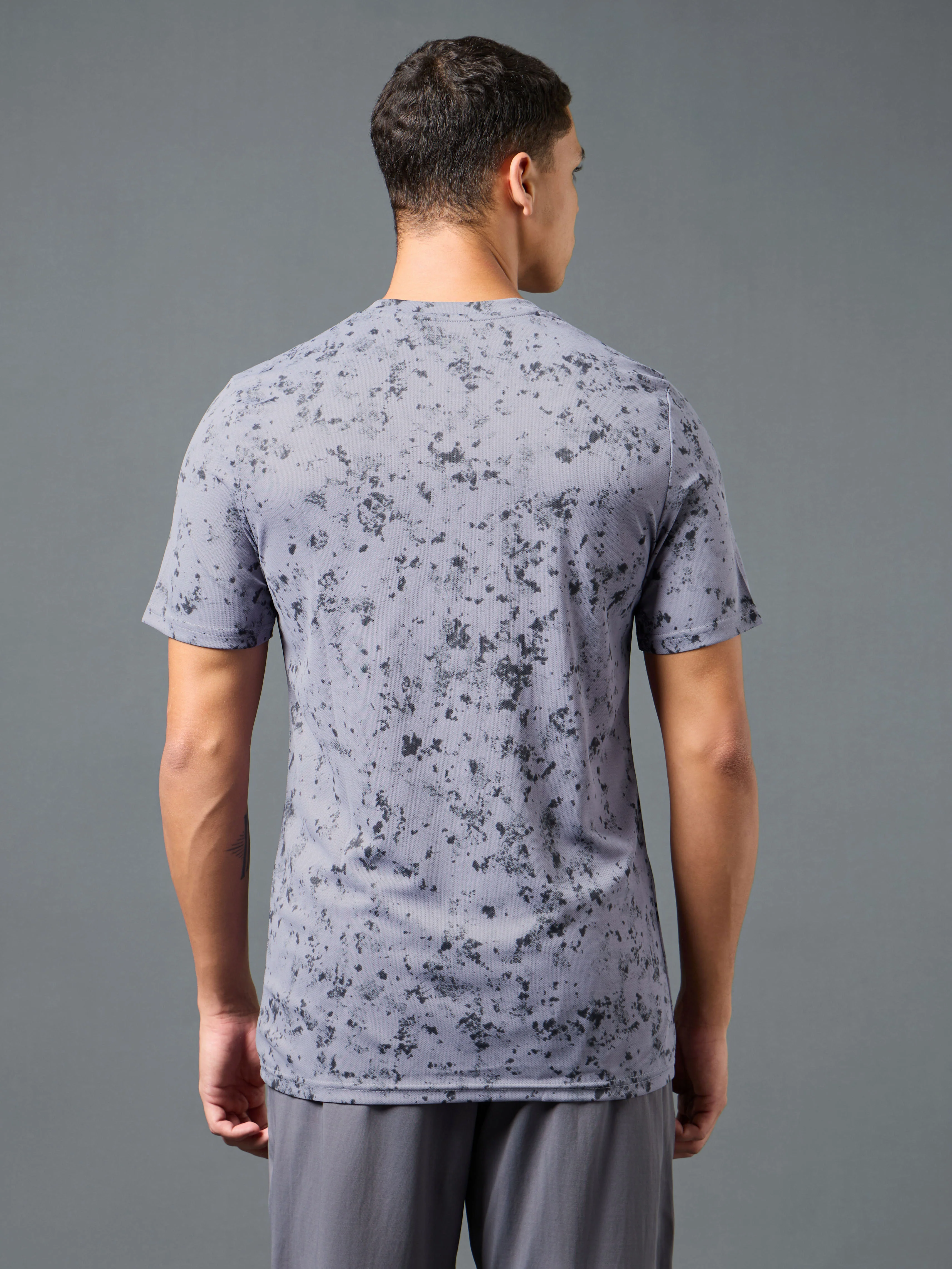 Men Abstract Print Slim Fit Crew Neck T-shirt with TECHNO COOL+ - Image 3