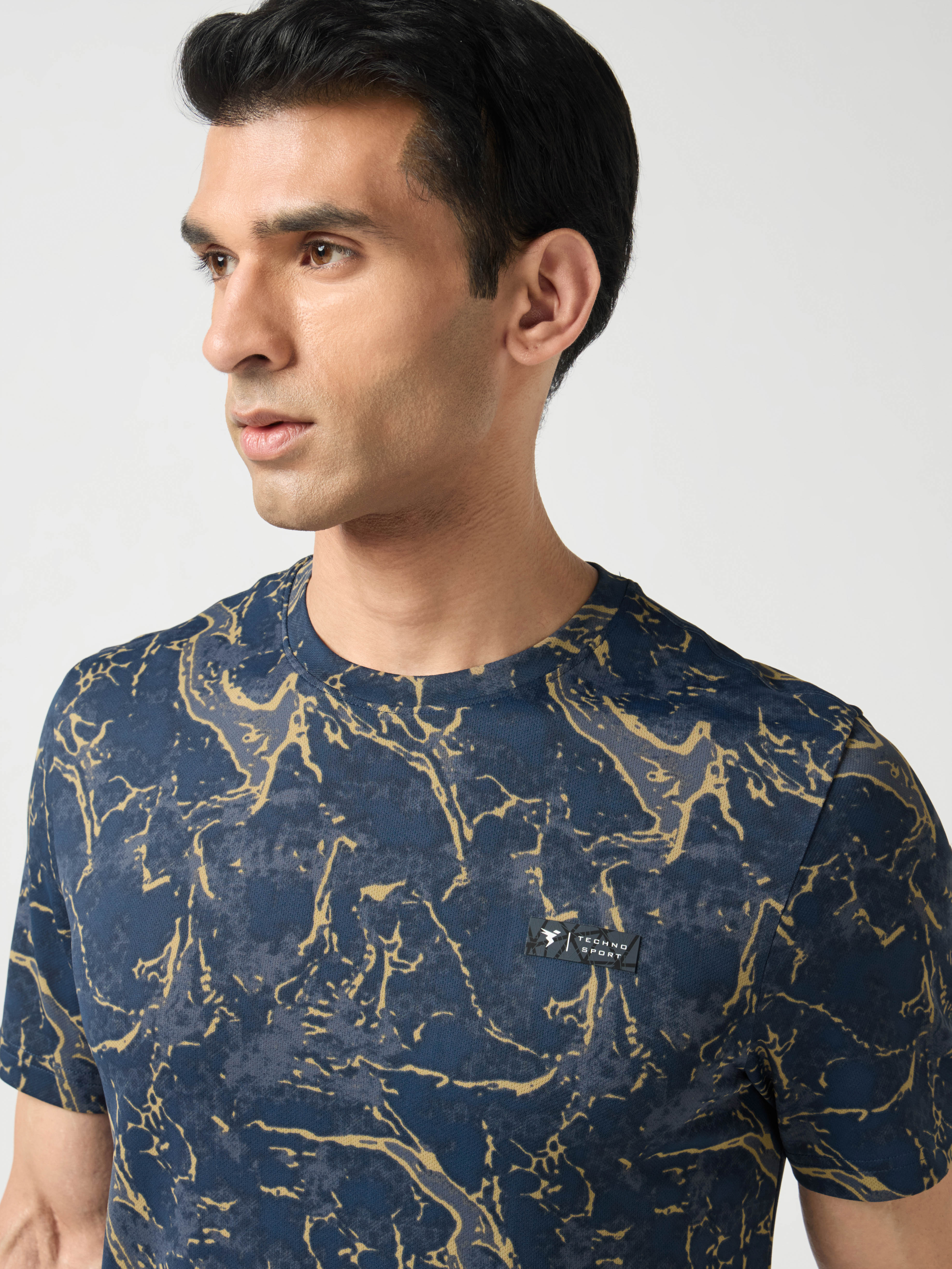 Men Abstract Print Slim Fit Crew Neck T-shirt with TECHNO COOL+ - Image 4