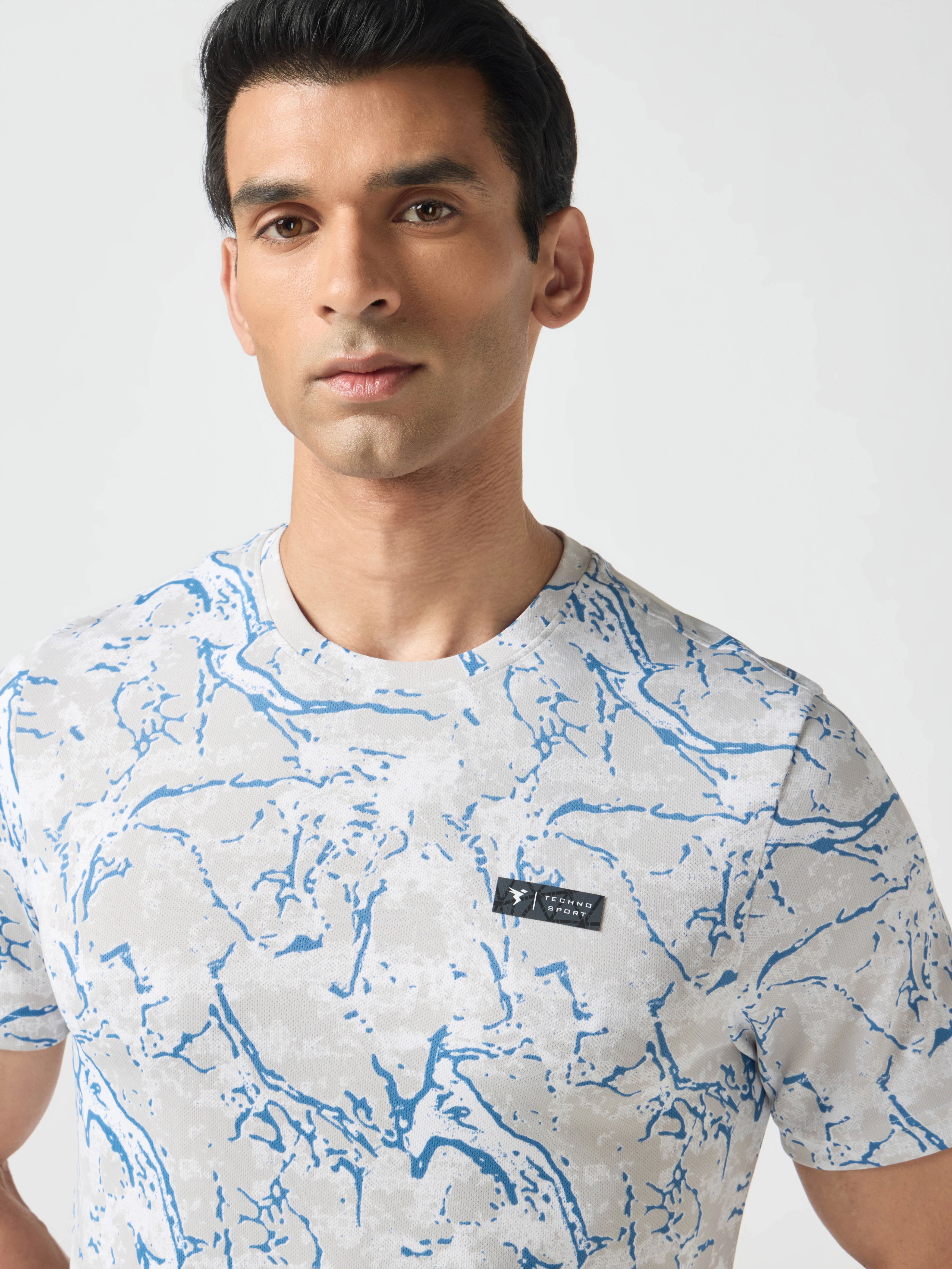 Men Abstract Print Slim Fit Crew Neck T-shirt with TECHNO COOL+ - Image 4