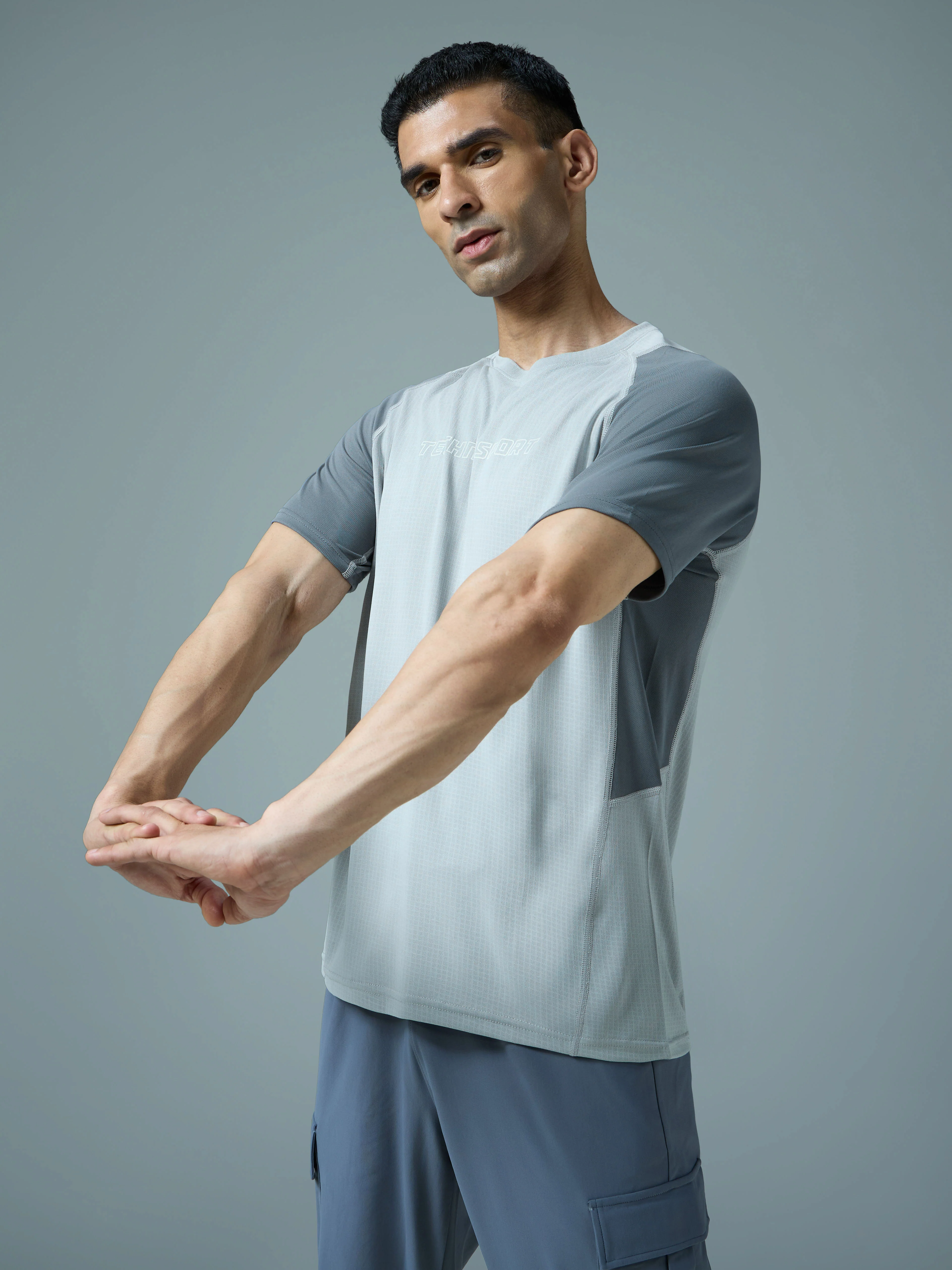 Men Colorblock Slim Fit Round Neck Sports T-shirt with TECHNOCOOL+