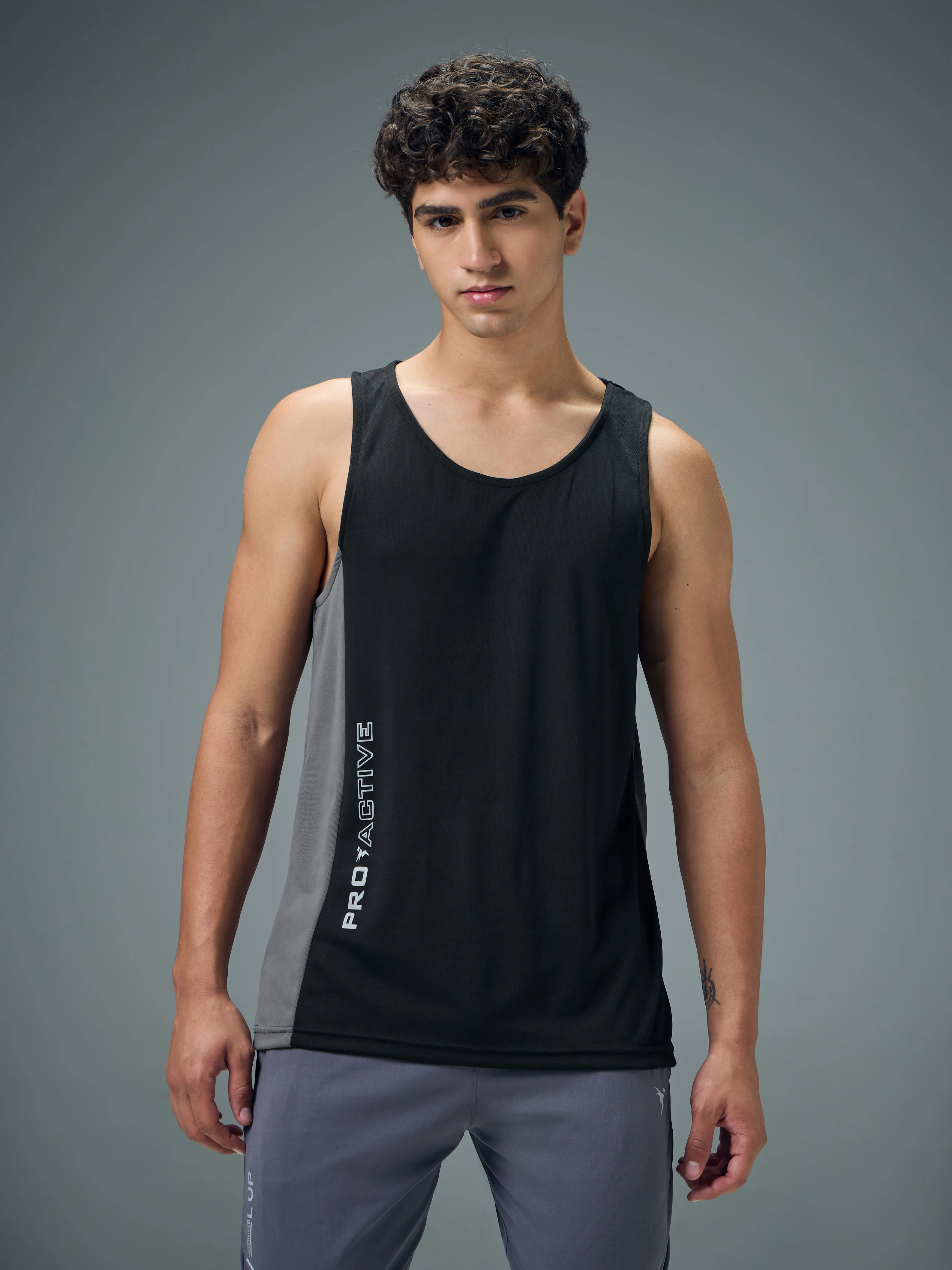 Men Colorblock Slim Fit Scoop Neck Sports Innerwear Vest with TECHNOCOOL+ - Image 2