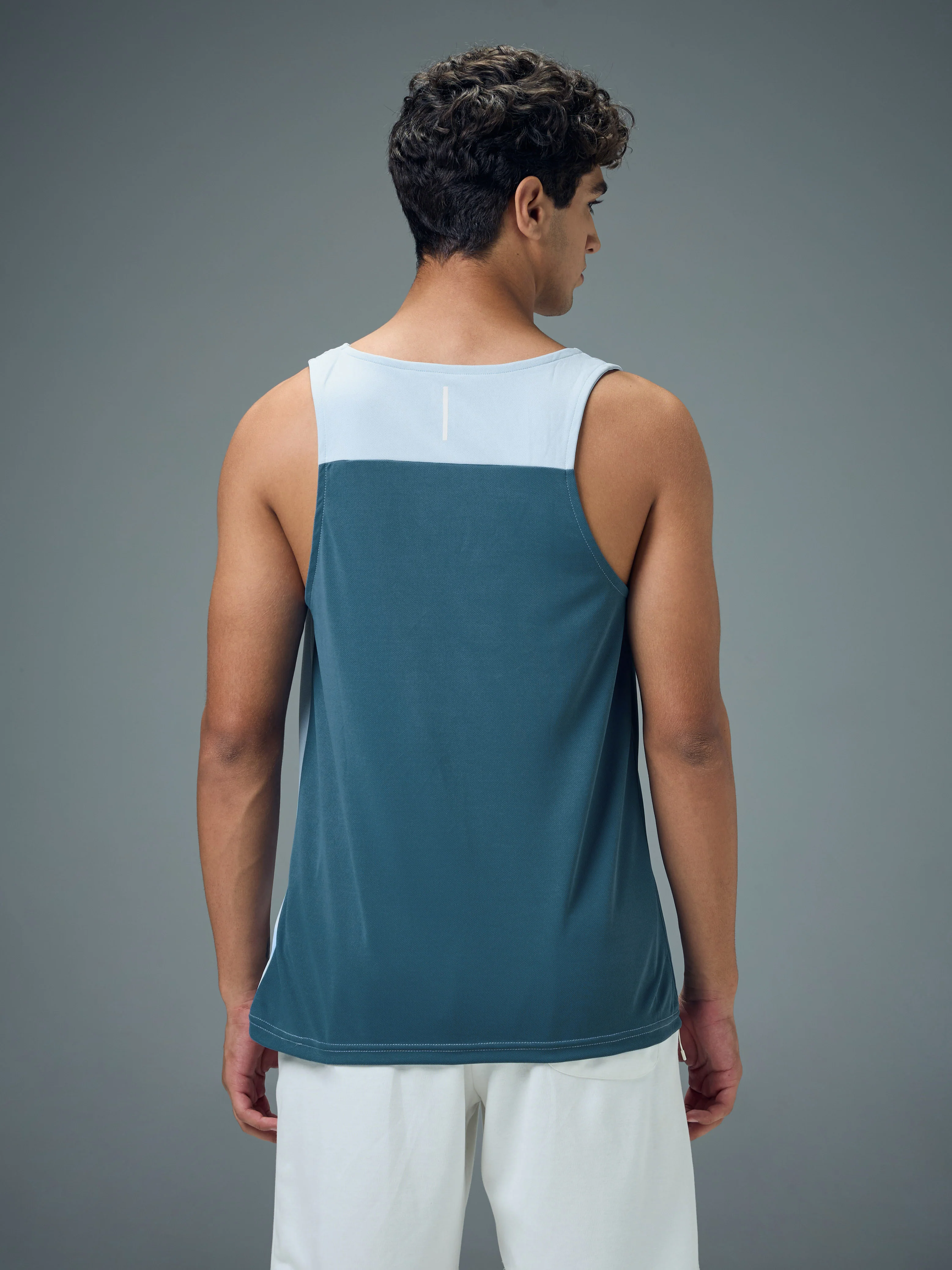 Men Colorblock Slim Fit Scoop Neck Sports Innerwear Vest with TECHNOCOOL+ - Image 3