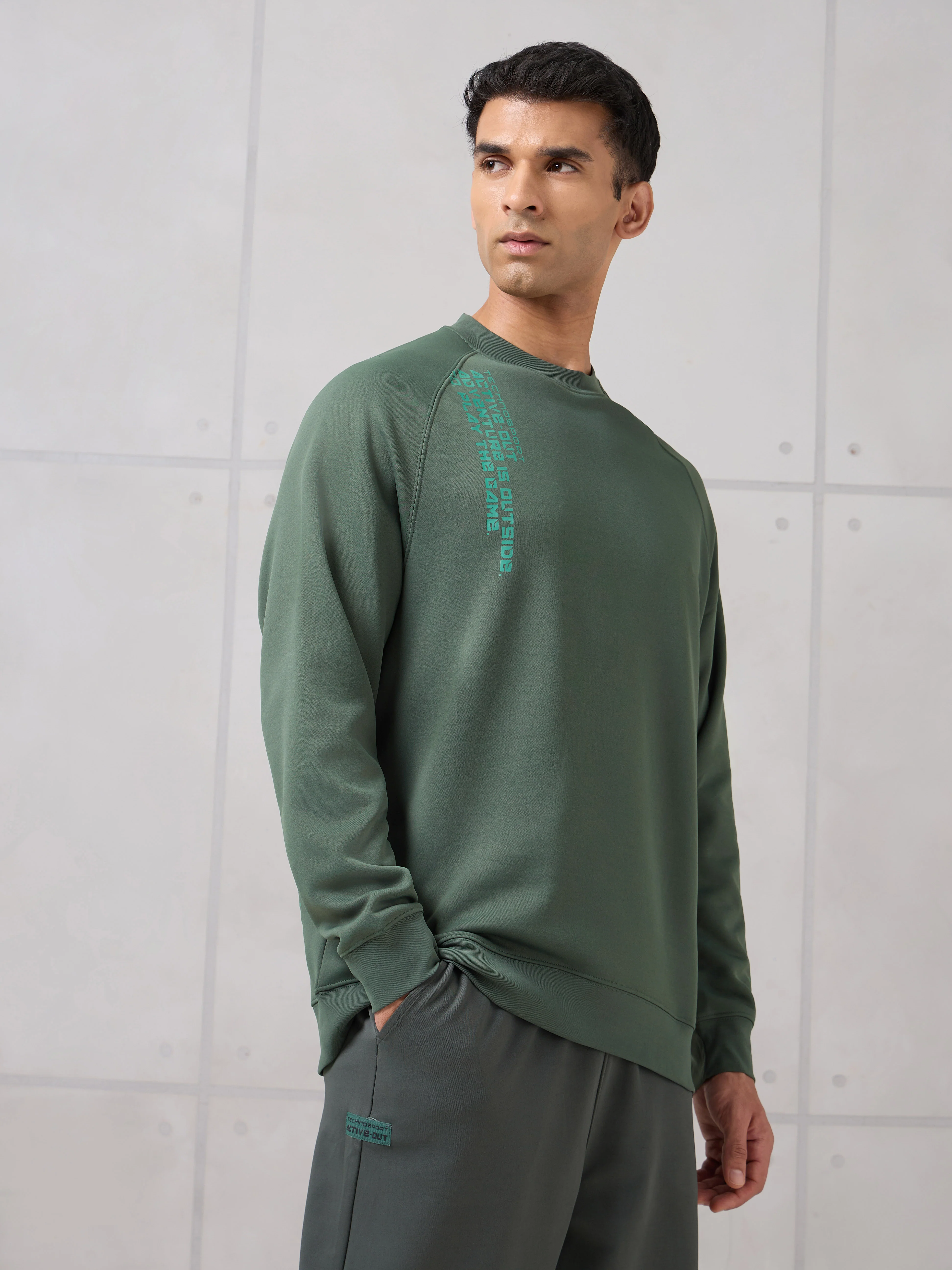 Men Round Neck Slim Fit Printed Active Out Sweatshirt with TECHNOWARM+ - Image 4