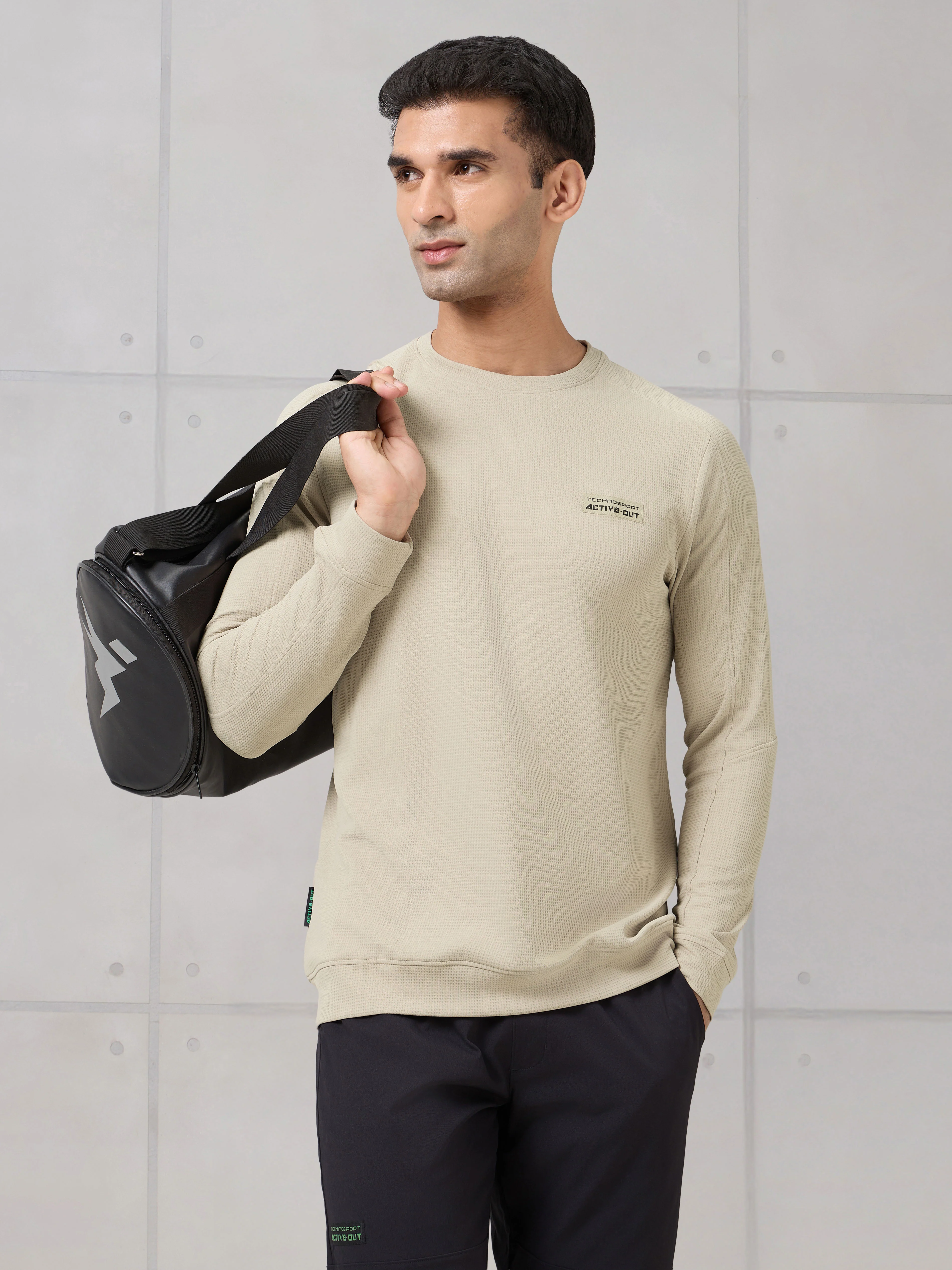 Men Round Neck Solid Active Out Slim Fit T-Shirt with TECHNOCOOL+