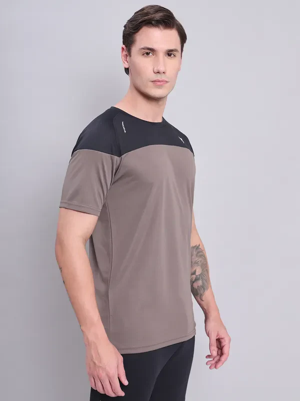 Men Colorblock Slim Fit Crew Neck T-shirt with TECHNO COOL+ - Image 4