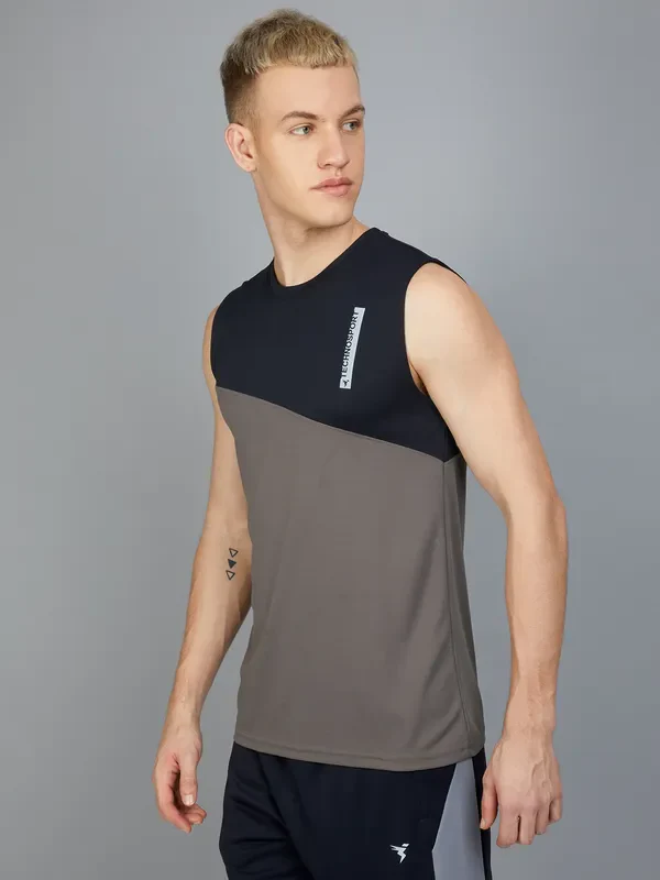 Men Colorblock Slim Fit Crew Neck Innerwear Vest with TECHNO COOL+ - Image 3