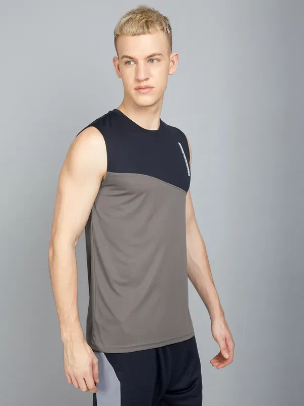 Men Colorblock Slim Fit Crew Neck Innerwear Vest with TECHNO COOL+ - Image 4