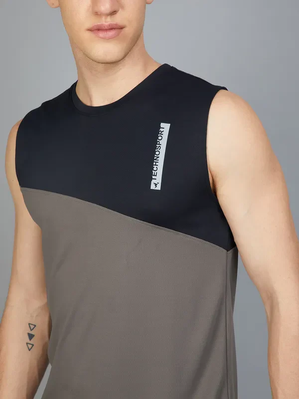 Men Colorblock Slim Fit Crew Neck Innerwear Vest with TECHNO COOL+ - Image 5