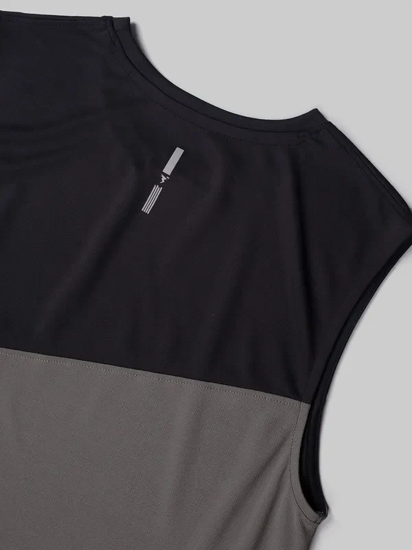 Men Colorblock Slim Fit Crew Neck Innerwear Vest with TECHNO COOL+ - Image 9