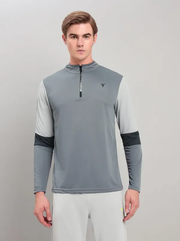 Men Colorblock Slim Fit Mock Neck T-shirt with TECHNO COOL+