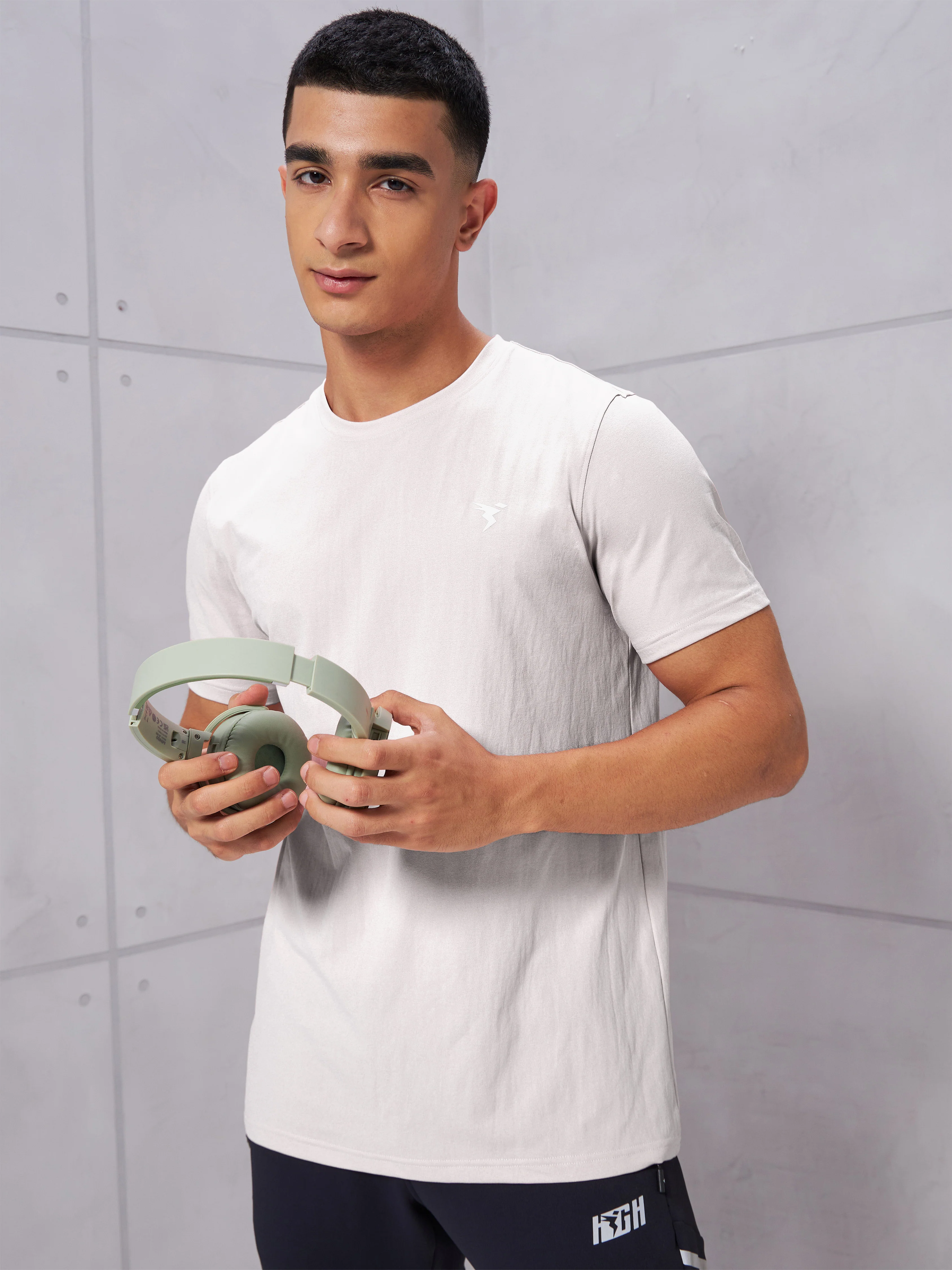 Men Solid Slim Fit pack of 3 Crew Neck T-shirt with COTFLEX - Image 3