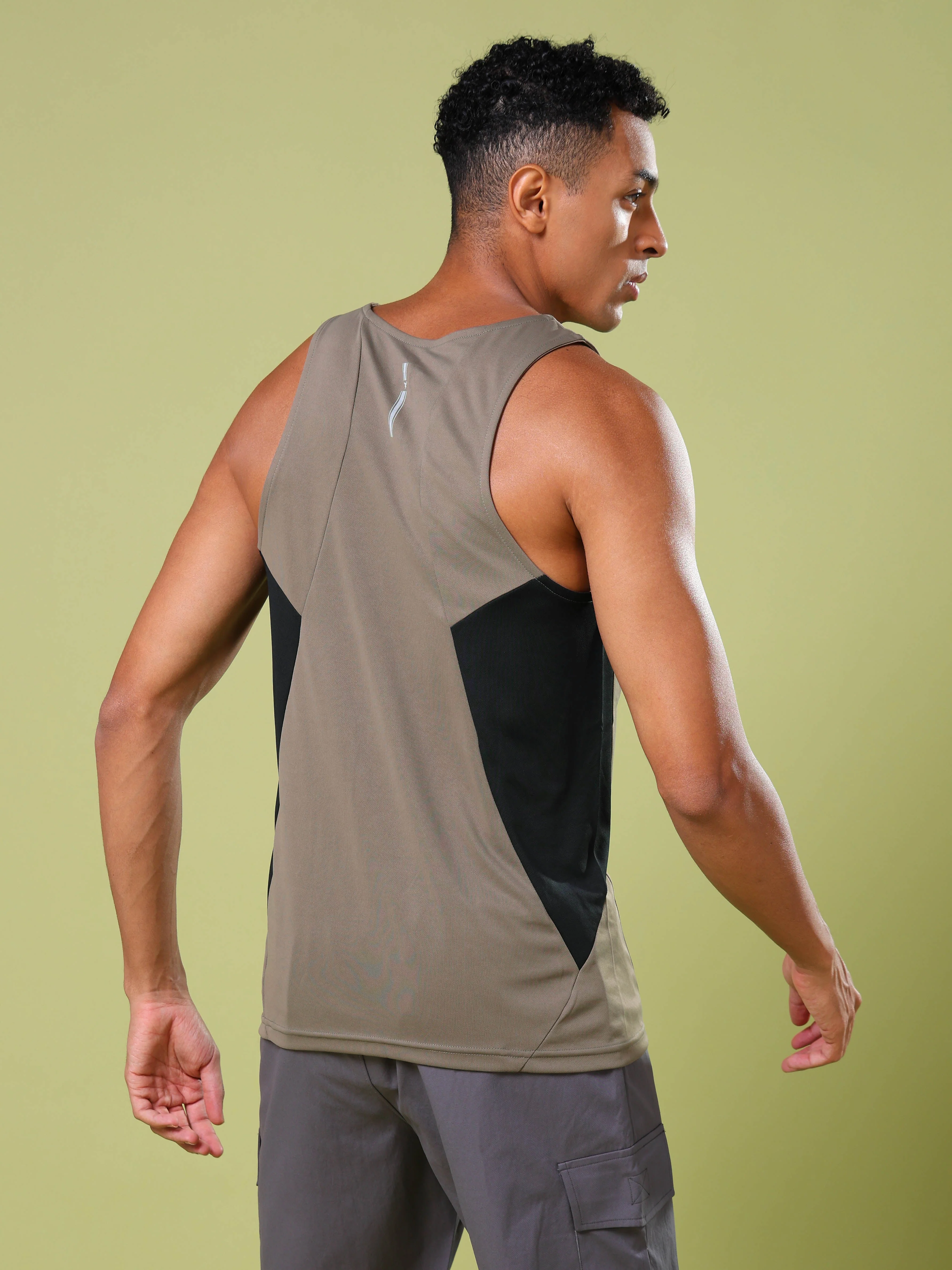 Men Solid Slim Fit Scoop Neck Sports Innerwear Vest with TECHNO COOL+ - Image 3