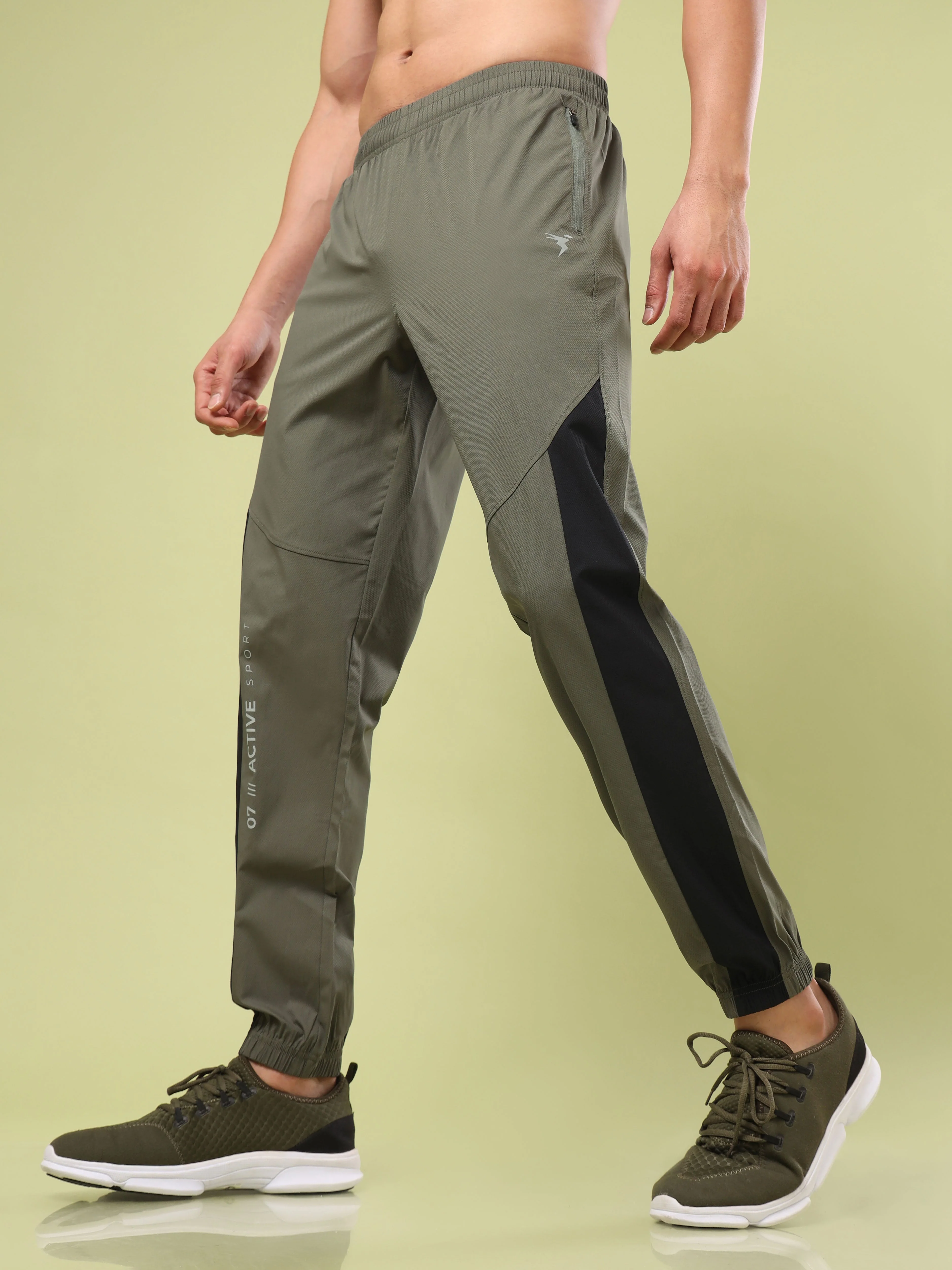 Men Solid Slim Fit Sports Joggers with TECHNOLITE - Image 4