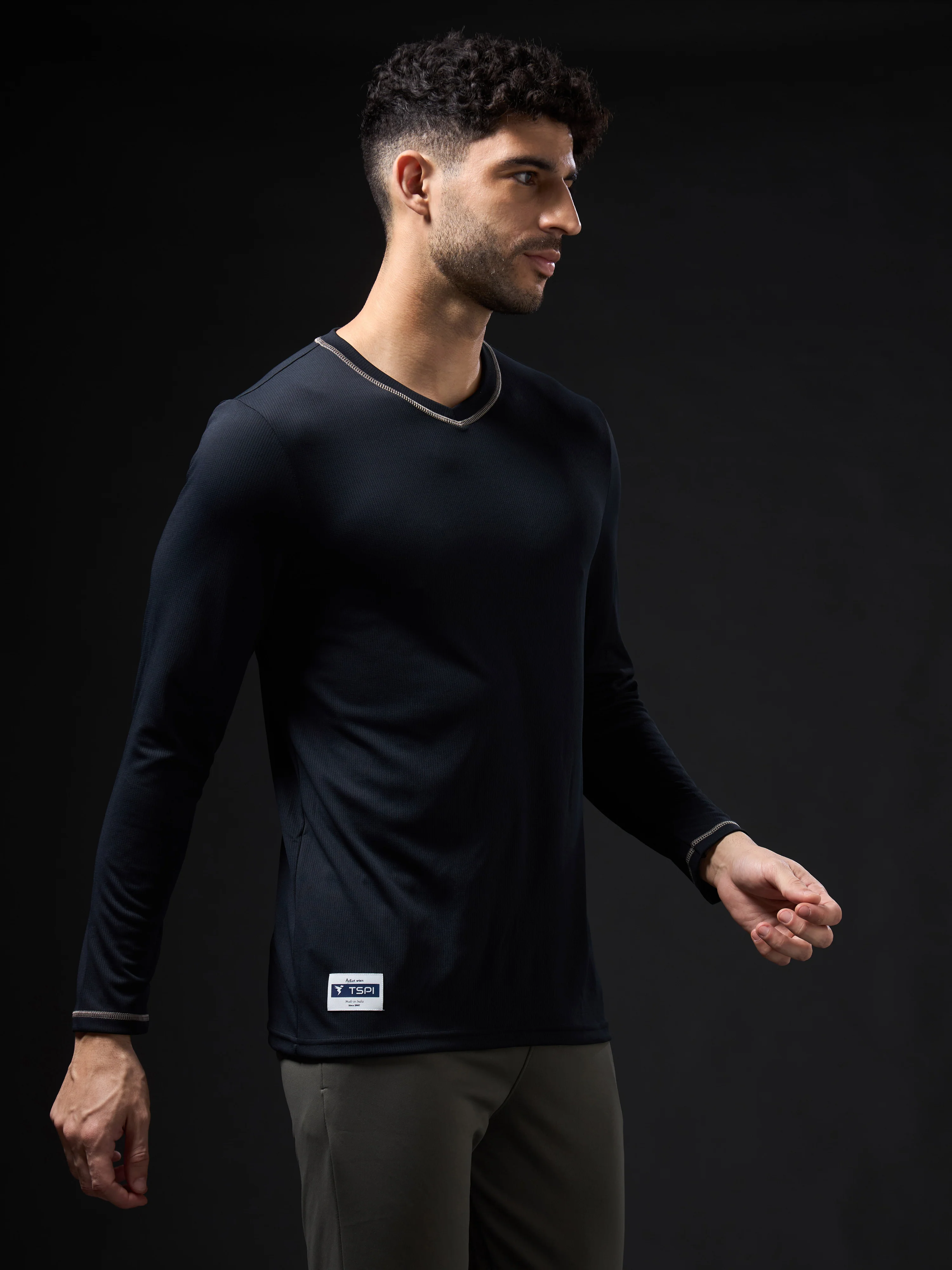Men Solid Slim Fit V Neck Sports T-shirt with TECHNOCOOL+ - Image 4