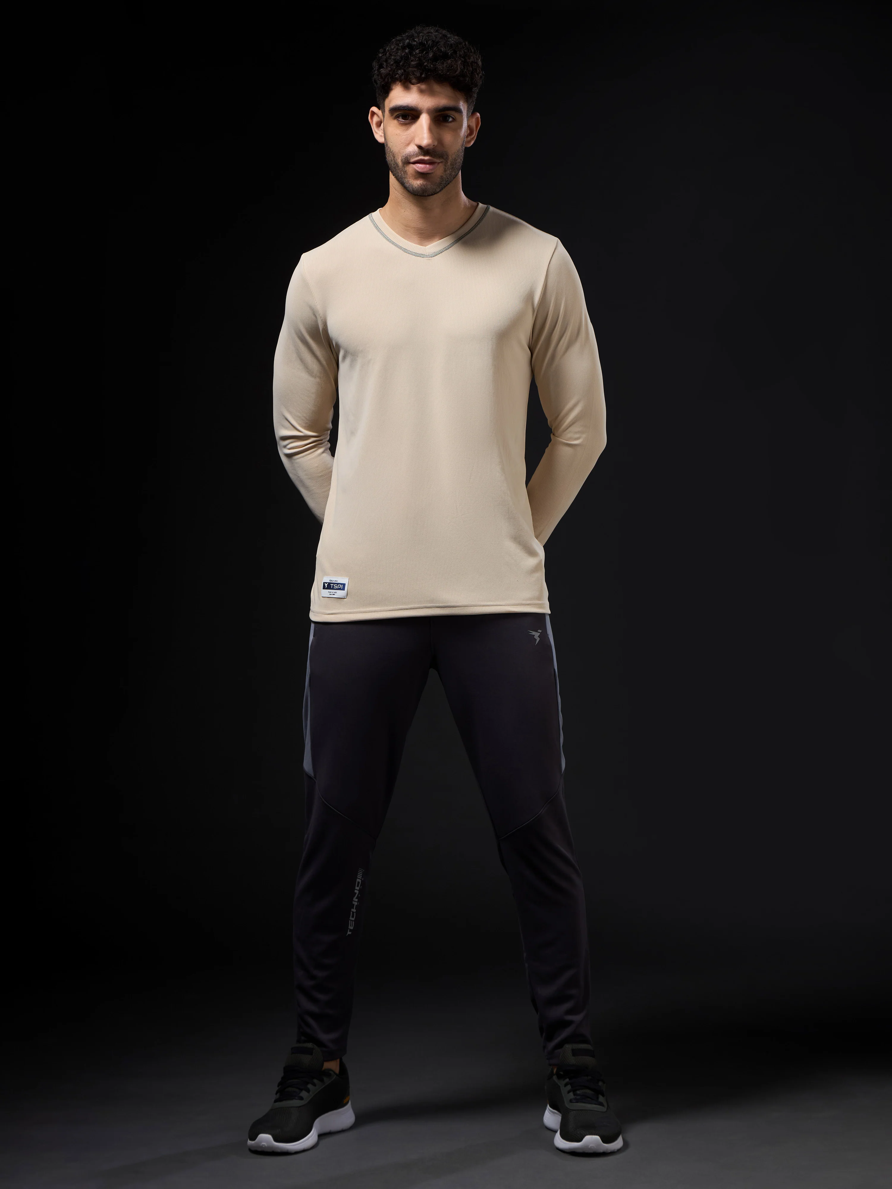 Men Solid Slim Fit V Neck Sports T-shirt with TECHNOCOOL+ - Image 5