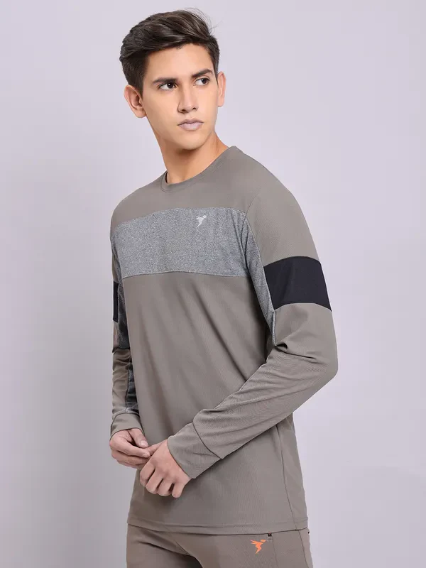 Men Colorblock Slim Fit Crew Neck T-shirt with TECHNOLITE - Image 2