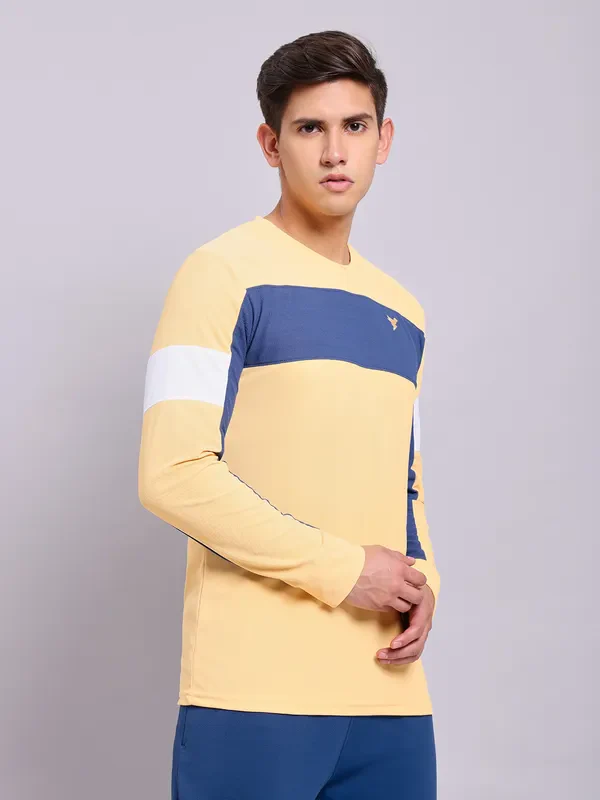 Men Colorblock Slim Fit Crew Neck T-shirt with TECHNOLITE