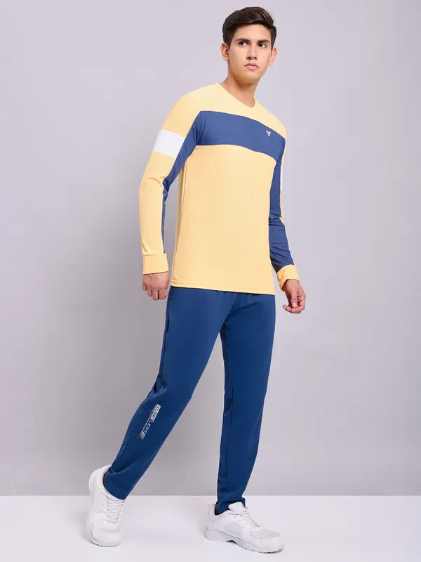 Men Colorblock Slim Fit Crew Neck T-shirt with TECHNOLITE - Image 4