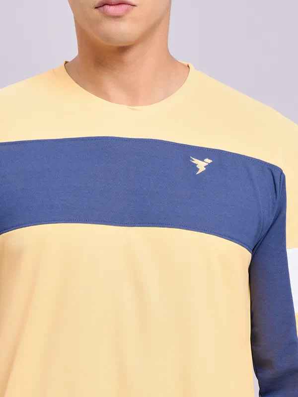 Men Colorblock Slim Fit Crew Neck T-shirt with TECHNOLITE - Image 5