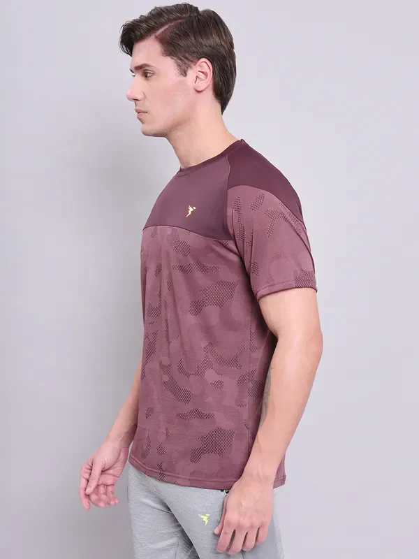 Men Jacquard Slim Fit Crew Neck T-shirt with VENTMESH - Image 4