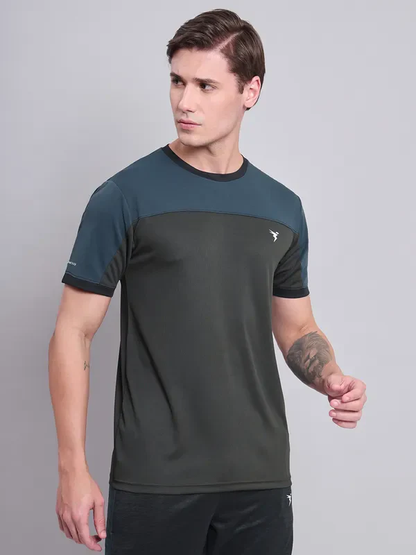 Men Colorblock Slim Fit Crew Neck T-shirt with TECHNO COOL+