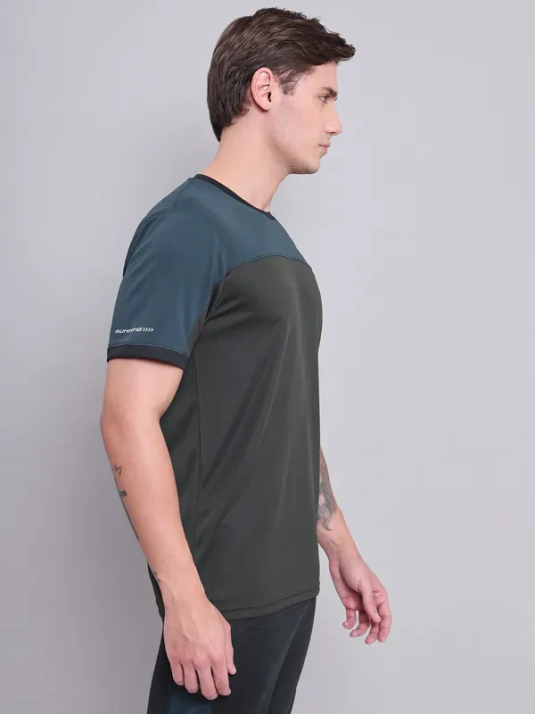 Men Colorblock Slim Fit Crew Neck T-shirt with TECHNO COOL+ - Image 4