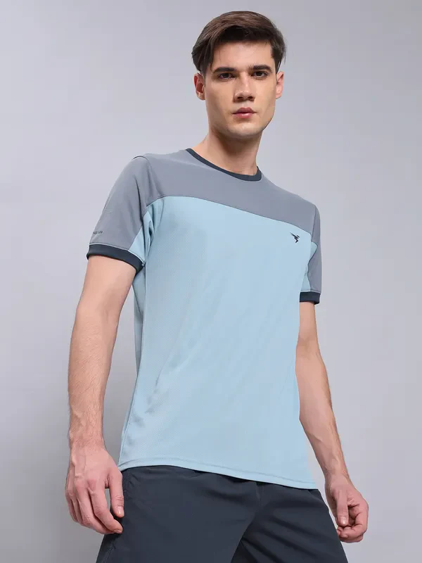 Men Colorblock Slim Fit Crew Neck T-shirt with TECHNO COOL+