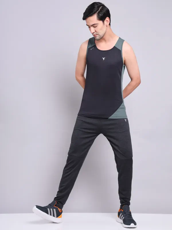 Men Colorblock Slim Fit Scoop Neck Innerwear Vest with TECHNO COOL+ - Image 4
