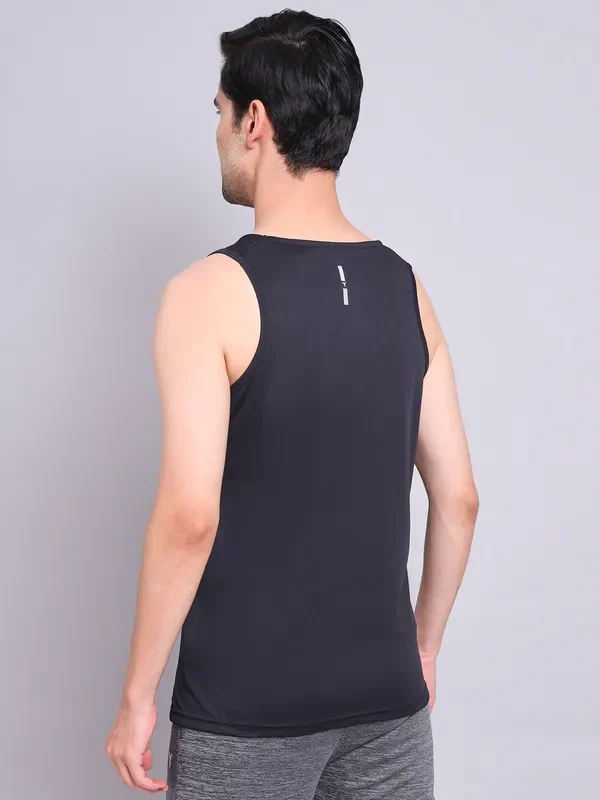 Men Colorblock Slim Fit Scoop Neck Innerwear Vest with TECHNO COOL+ - Image 2