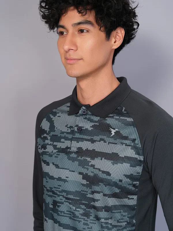Men Colorblock Slim Fit Polo T-shirt with TECHNO GUARD - Image 5