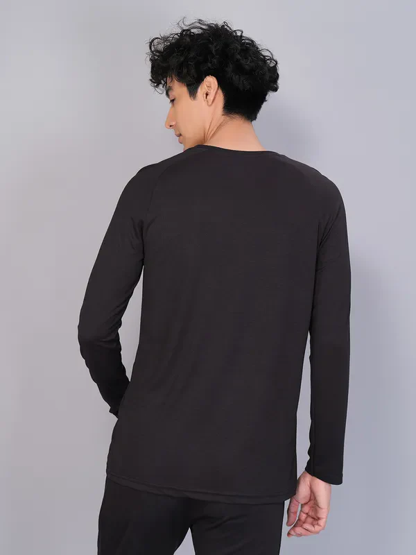 Men Geometric Slim Fit Crew Neck T-shirt with TECHNO COOL - Image 3