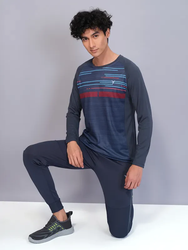 Men Geometric Slim Fit Crew Neck T-shirt with TECHNO COOL - Image 4