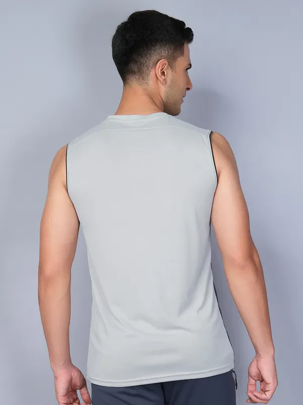 Men Colorblock Slim Fit Crew Neck Innerwear Vest with TECHNO COOL - Image 2