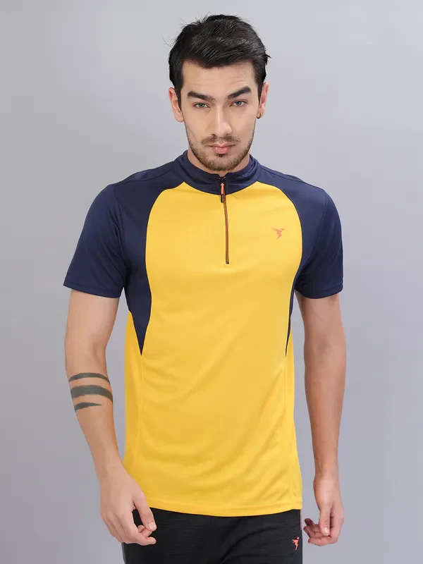Men Colorblock Slim Fit Mock Neck T-shirt with TECHNO COOL+