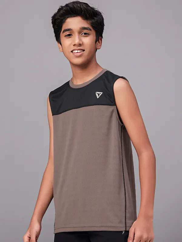 Boys Colorblock Slim Fit Crew Neck T-shirt with TECHNO GUARD - Image 3