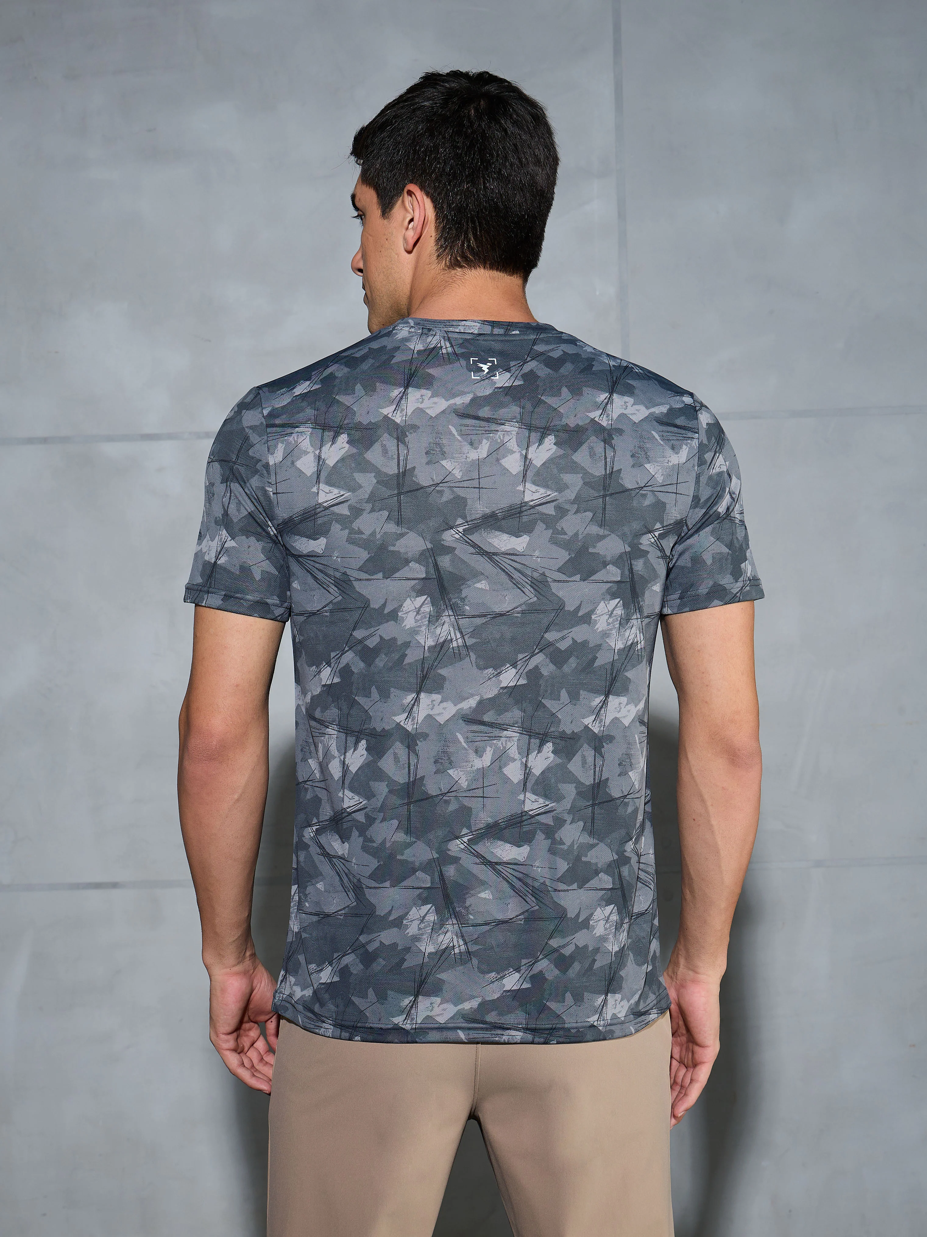 Men Abstract Print Slim Fit Crew Neck T-shirt with TECHNO COOL+ - Image 3