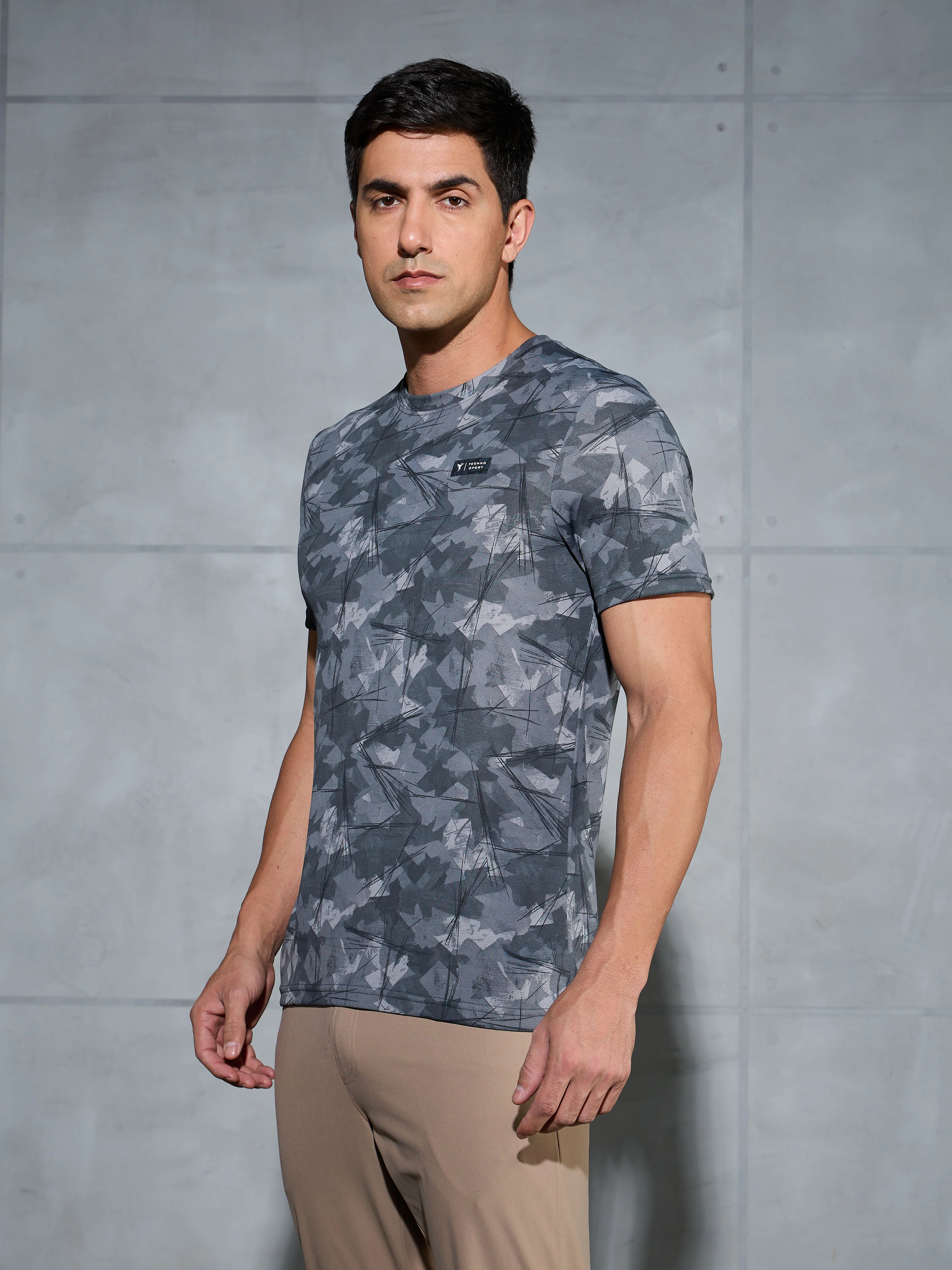 Men Abstract Print Slim Fit Crew Neck T-shirt with TECHNO COOL+ - Image 4