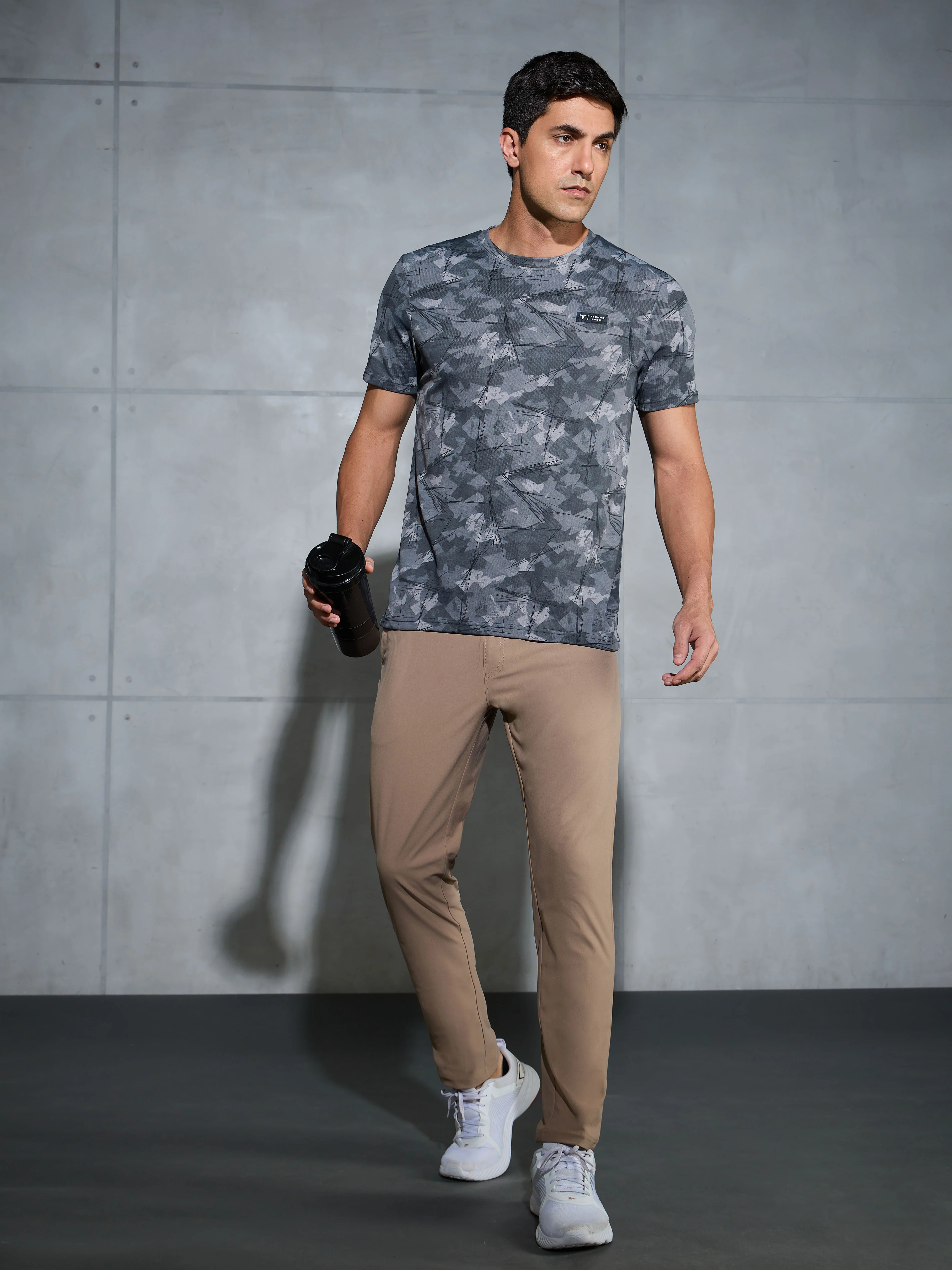 Men Abstract Print Slim Fit Crew Neck T-shirt with TECHNO COOL+ - Image 5