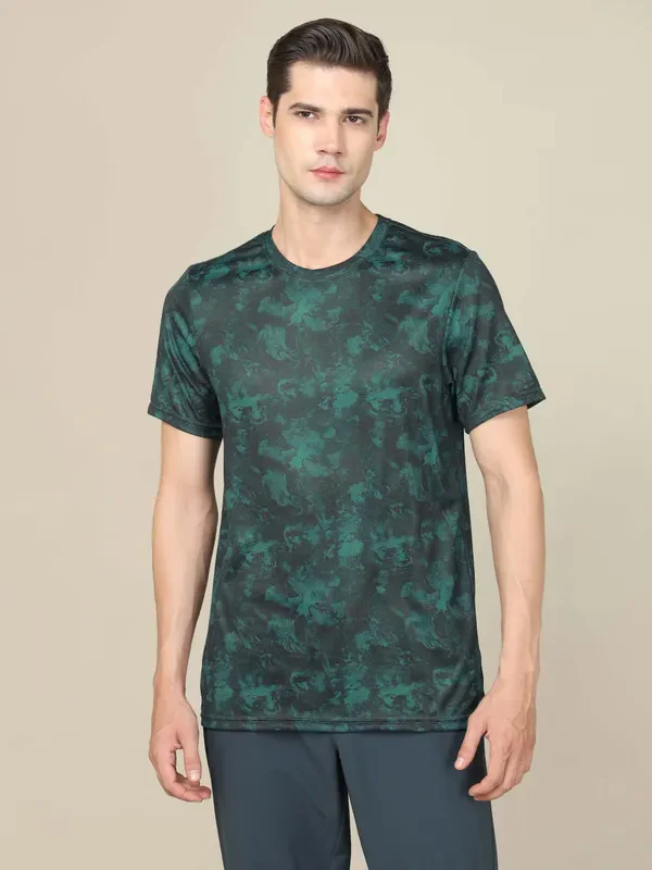 Men Abstract Print Slim Fit Crew Neck T-shirt with TECHNO COOL+
