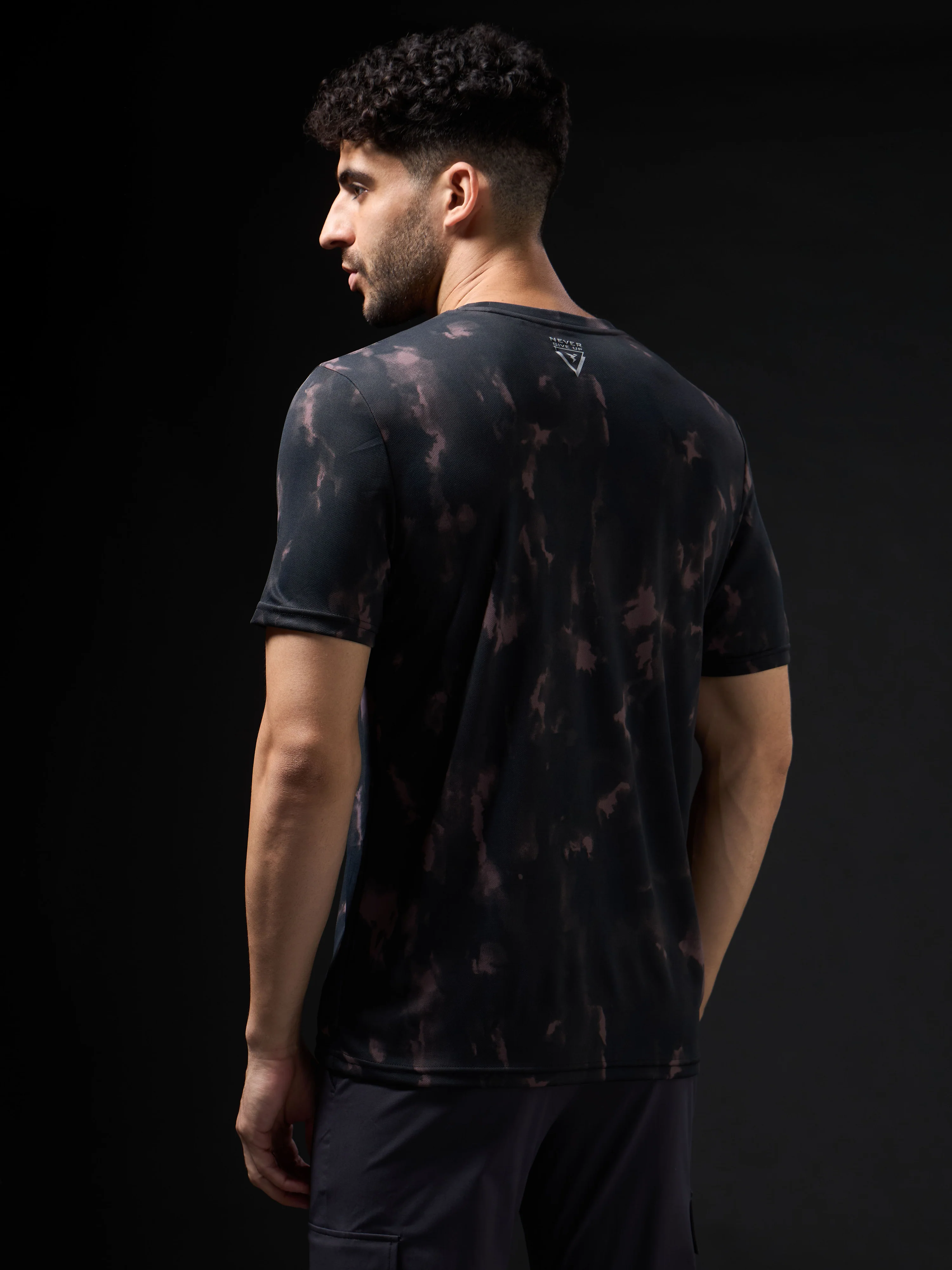 Men Abstract Print Slim Fit Crew Neck T-shirt with TECHNO COOL+ - Image 3