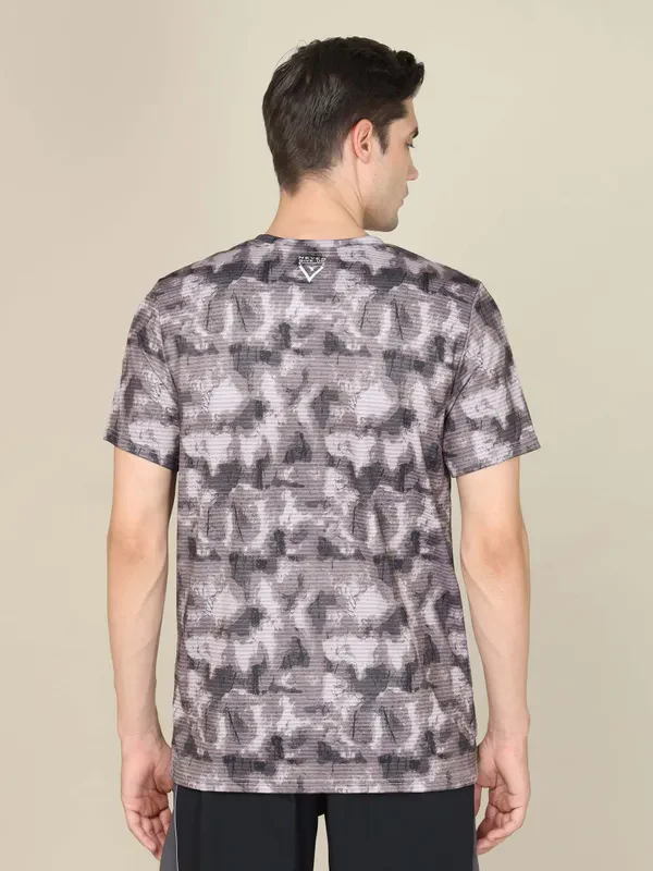 Men Abstract Print Slim Fit Crew Neck T-shirt with TECHNO COOL+ - Image 4