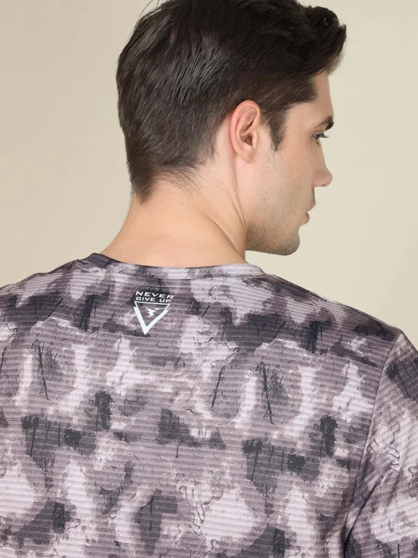 Men Abstract Print Slim Fit Crew Neck T-shirt with TECHNO COOL+ - Image 8