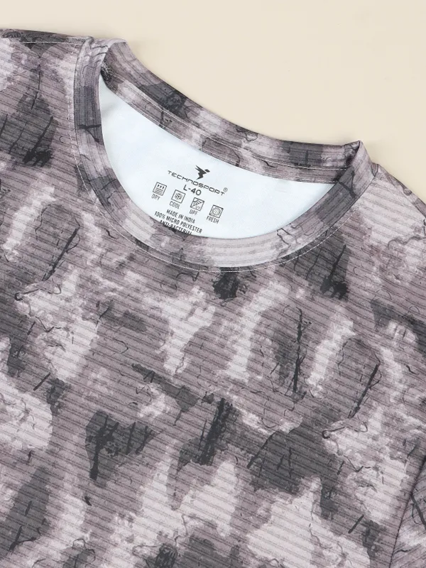 Men Abstract Print Slim Fit Crew Neck T-shirt with TECHNO COOL+ - Image 9