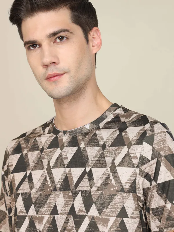 Men Abstract Print Slim Fit Crew Neck T-shirt with TECHNO COOL+ - Image 7