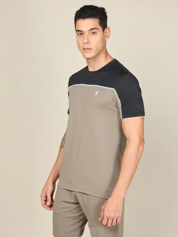 Men Colorblock Slim Fit Crew Neck T-shirt with TECHNO COOL+ - Image 4