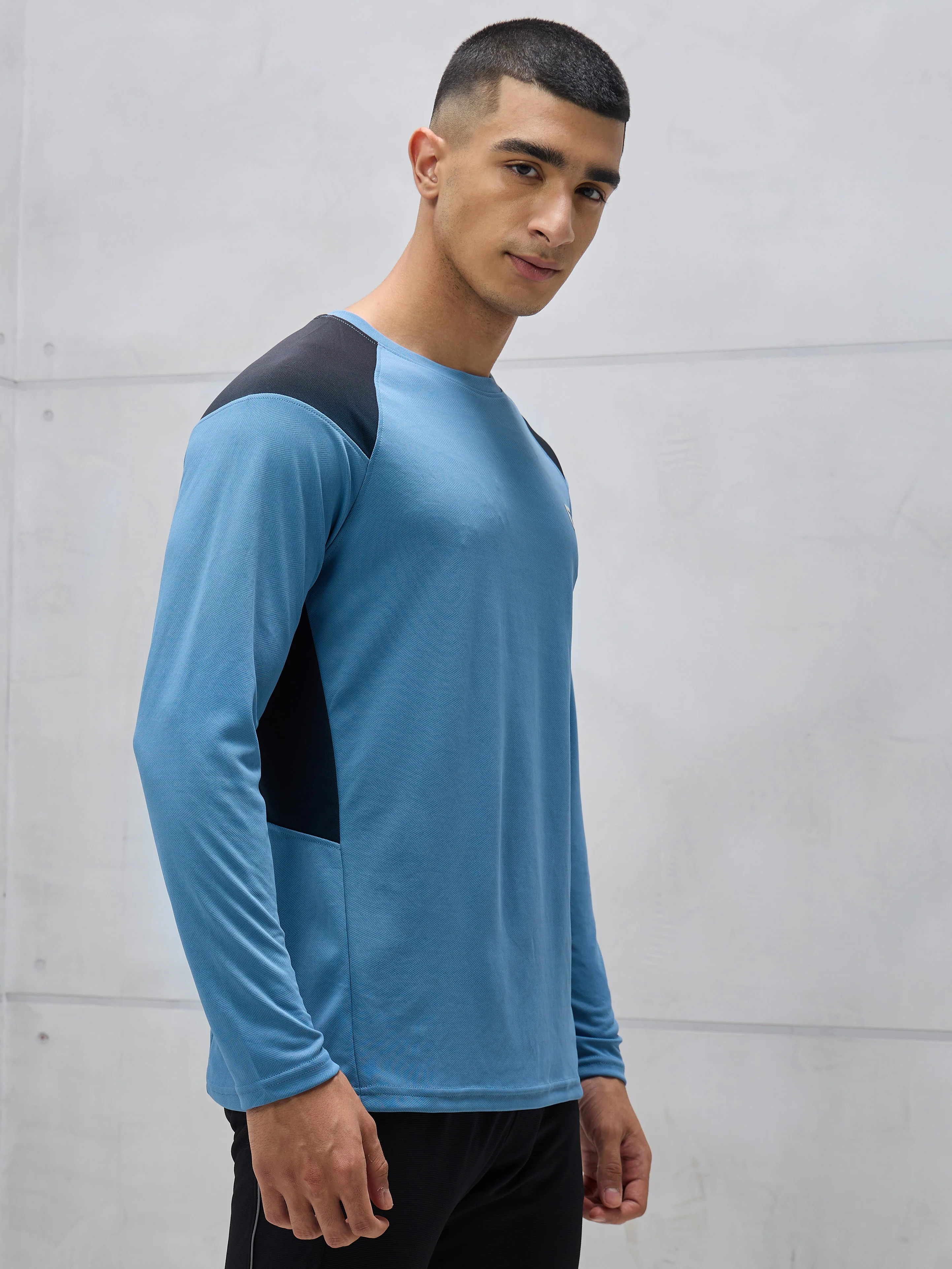 Men Colorblock Slim Fit Crew Neck T-shirt with TECHNO COOL+ - Image 3