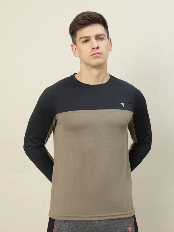 Men Colorblock Slim Fit Crew Neck T-shirt with TECHNO COOL+