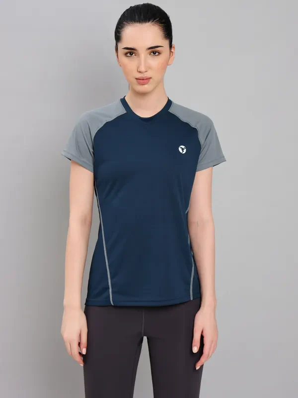 Women Colorblock Slim Fit Crew Neck T-shirt with TECHNO COOL+